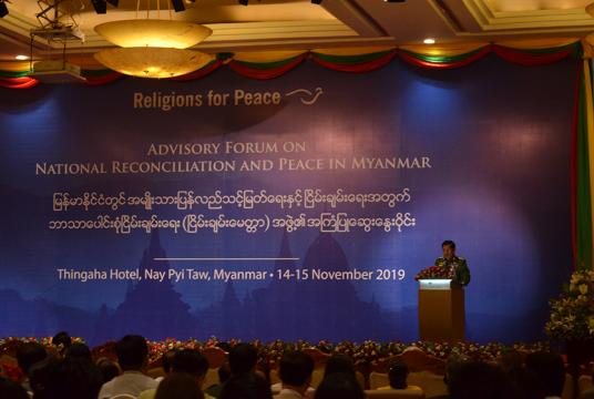 နိုဝင်ဘာ ၁၄ ရက်က နေပြည်တော်ရှိ သင်္ဂဟဟိုတယ်၌ ပြုလုပ်သည့် မြန်မာနိုင်ငံတွင် အမျိုးသားပြန်လည် သင့်မြတ်ရေးနှင့် ငြိမ်းချမ်းရေးအတွက် ဘာသာပေါင်းစုံ ငြိမ်းချမ်းရေး  တတိယအကြိမ် ဆွေးနွေးပွဲ၌ တပ်မတော်ကာကွယ်ရေးဦးစီးချုပ် ဗိုလ်ချုပ်မှူးကြီး မင်းအောင်လှိုင်  အဖွင့်အမှာစကား ပြောကြားစဉ် (ဓာတ်ပုံ-ဇေယျာထွန်း)
