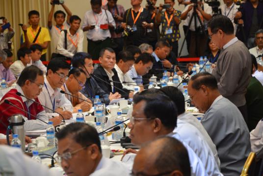 ၂၁ ရာစုပင်လုံ အကြိုပြင်ဆင်ရေး ဆပ်ကော်မတီ (၁) ၏ နိုင်ငံရေး မူဘောင်ဆိုင်ရာ သုံးသပ်ခြင်း ပထမအကြိမ် ဆွေးနွေးပွဲကို ဇွန်လအတွင်းက ရန်ကုန်မြို့၌ ကျင်းပစဉ်
