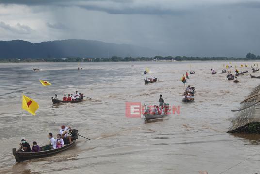စက်တင်ဘာ ၂၄ ရက်က ဧရာဝတီမြစ်ကြောင်းတစ်လျှောက် စက်လှေများဖြင့် တိုင်းလိုင် (ရှမ်းနီ) အမျိုးသားများ ဖွံ့ဖြိုးတိုးတက်ရေးပါတီက လှည့်လည်နေစဉ်