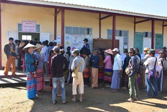 ရှမ်းပြည်တောင်ပိုင်း လဲချားမြို့နယ် ပန်တန်ကျေးရွာအုပ်စု မဲရုံအမှတ် (၁) တွင် ၂၀၁၈ ခုနှစ် နိုဝင်ဘာ ၃ ရက်ကကျင်းပသည့် ကြားဖြတ်ရွေးကောက်ပွဲသို့ လာရောက်မဲပေးနေသူများအား တွေ့ရစဉ်