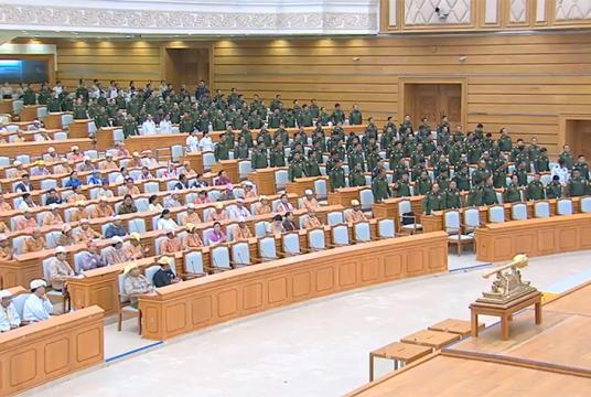 ဇန်နဝါရီ ၂၉ ရက်က ကျင်းပသော ပြည်ထောင်စုလွှတ်တော် အစည်းအဝေးတွင် ဖွဲ့စည်းပုံ အခြေခံဥပဒေ ပြင်ဆင်ရေး ပူးပေါင်းကော်မတီတစ်ရပ် ဖွဲ့စည်းရန် အရေးကြီးအဆို တင်သွင်းသည့်အပေါ် တပ်မတော်သား လွှတ်တော်ကိုယ်စားလှယ်များက မတ်တတ်ရပ်ကန့်ကွက်စဉ်