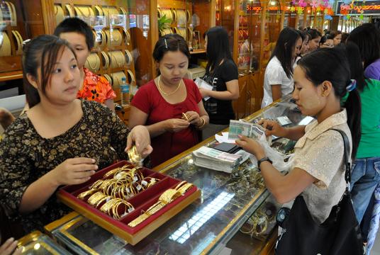 ရန်ကုန်မြို့ ပန်းဘဲတန်းမြို့နယ် အတွင်းရှိ ရွှေဆိုင်တစ်ဆိုင်ကို တွေ့ရစဉ် (ဓာတ်ပုံ-အောင်မျိုးသန့်)