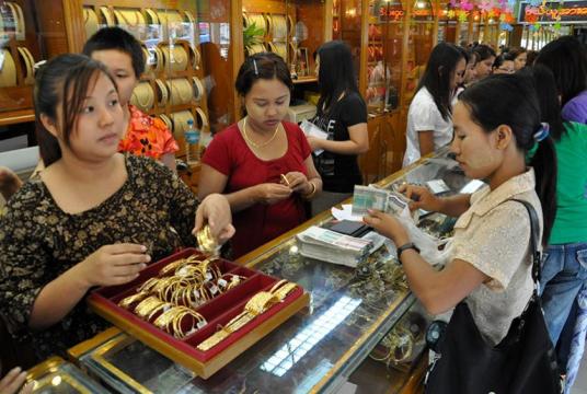 ေရႊဆုိင္တစ္ဆုိင္၏ ျမင္ကြင္းအား ေတြ႔ရစဥ္