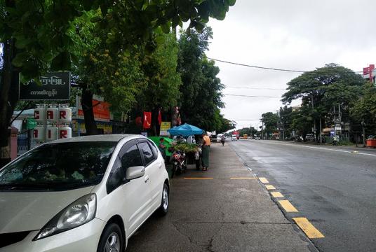 ရန်ကုန်မြို့တစ်နေရာတွင် တွန်းလှည်းဖြင့် စျေးရောင်းချနေသည်ကို တွေ့ရစဉ် (ဓာတ်ပုံ-ZZA)