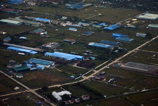 ကုန်ထုတ်စက်ရုံများ လည်ပတ်နေသည့် ရန်ကုန်မြို့ရှိ စက်မှုဇုန်တစ်နေရာကို တွေ့ရစဉ်