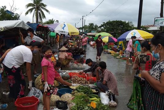 စစ်တွေမြို့အတွင်းရှိ စျေးတစ်ခုအတွင်း စျေးသည်စျေးဝယ်တို့ကို ယခင်လပိုင်းက တွေ့ရစဉ်