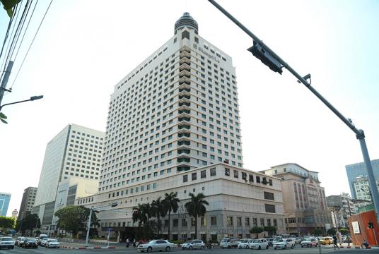 ရန်ကုန်မြို့ရှိ Shangri-La Hotel ကို တွေ့ရစဉ် (ဓာတ်ပုံ- မျိုးထက်ပိုင်)