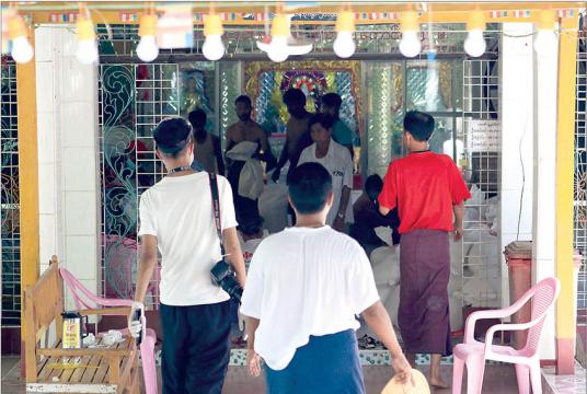 ပြည်သူများအား ပထမအကြိမ်စားနပ်ရိက္ခာထောက်ပ့ံစဉ်က လုပ်ဆောင်ခဲ့သည့်မြင်ကွင်းတစ်ခုကို တွေ့ရစဉ် (ဓာတ်ပုံ- သီဟအောင်)
