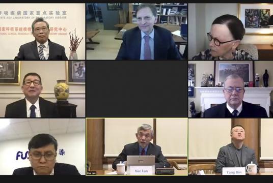 မတ် ၁ ရက်က ဗီဒီယိုဆက်သွယ်မှုမှတစ်ဆင့် ကျင်းပခဲ့သော ဆွေးနွေးပွဲအတွင်း အမေရိကန်နှင့်တရုတ်မှ ဆေးဘက်ဆိုင်ရာ ကျွမ်းကျင်ပညာရှင်များကို တွေ့ရစဉ်(Photo:AP)