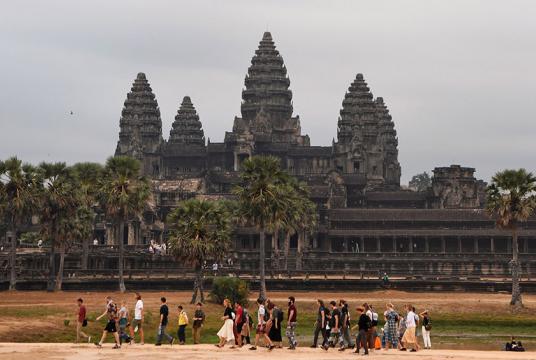 ကမ္ဘောဒီးယားနိုင်ငံ ဆီယမ်ရိ ပြည်နယ်တွင် အန်ကောဝပ်ဘုရားကျောင်း၌ ခရီးသွားများကို မတ် ၅ တွင် တွေ့ရစဉ် (Photo:AFP)