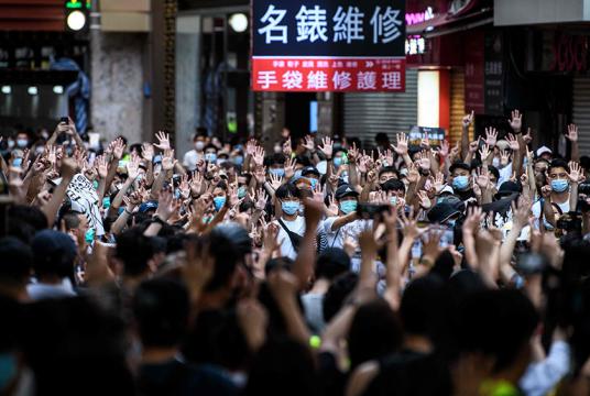 ဟောင်ကောင်တွင် အမျိုးသားလုံခြုံရေးဥပဒေသစ်အား ဆန့်ကျင်ဆန္ဒပြသူများကို ဇူလိုင် ၁ ၌ တွေ့ရစဉ် (Photo: AFP)
