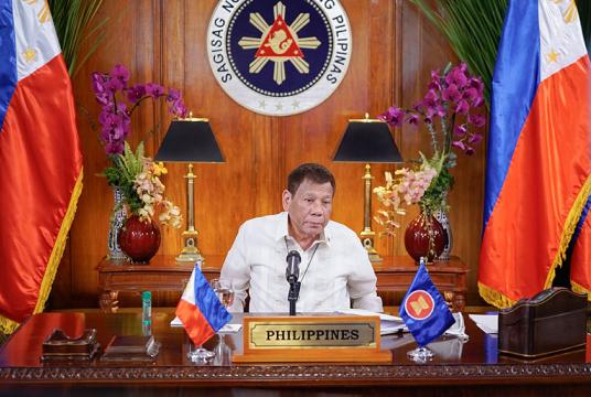 ဖိလစ်ပိုင်သမ္မတ ဒူတာတေးက မနီလာရှိ မာလာကာနန်နန်းတော်တွင် ဇွန် ၂၆ ၌ ဗီဒီယိုကွန်ဖရင့်မှတစ်ဆင့် အာဆီယံထိပ်သီးတွင် ဆွေးနွေးနေစဉ် (Photo: AFP)