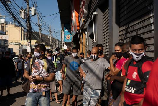 ရီယိုဒီဂျနေရိုးမြို့တွင် Madureina စျေးထဲသို့ဝင်ရောက်ရန် စောင့်ဆိုင်းနေသူများအား ဇွန် ၁၇ ၌ တွေ့ရစဉ် (Photo:AP)