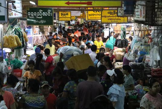 ရန်ကုန်မြို့ မြို့နယ်တစ်ခုအတွင်းရှိ စျေးတစ်စျေးမှ စျေးသည်စျေးဝယ်တို့ကို တွေ့ရစဉ် (ဓာတ်ပုံ- သီဟအောင်)