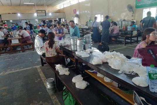 ရန်ကုန်မြို့ရှိ ၀ါးတန်းဆန်ကုန်စည်ဒိုင်အတွင်း ဆန်အရောင်းအဝယ်ပြုလုပ်နေမှုကို ၂၀၁၉ ခုနှစ်အတွင်းက တွေ့ရစဉ် (ဓာတ်ပုံ- ၀ါးတန်းဆန်ကုန်စည်ဒိုင်)