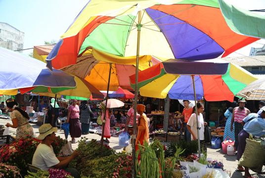 ရန်ကုန်မြို့ရှိ စျေးတန်းတစ်ခုတွင် စျေးဝယ်ယူရောင်းချများကို တွေ့ရစဉ် (ဓာတ်ပုံ-ကြည်နိုင်)