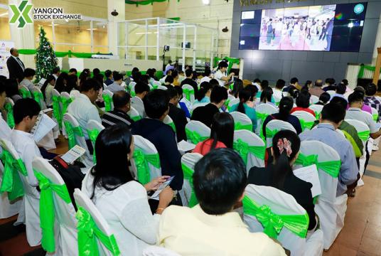 ရန်ကုန်စတော့အိတ်ချိန်းတွင် စတော့ရှယ်ယာ အရောင်းအဝယ်နှင့်ပတ်သက်၍ ရှင်းလင်းပြောကြားနေသည်ကို တွေ့ရစဉ်