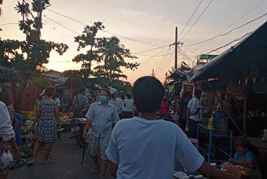 ရန်ကုန်မြို့ရှိ စျေးတစ်ခုတွင် စျေးသည်စျေးဝယ်တို့ကို ယခုလပိုင်းအတွင်း တွေ့ရစဉ် (ဓာတ်ပုံ- သိင်္ဂီဝင်းထွန်း)