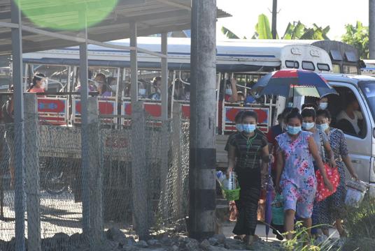 ရန်ကုန်မြို့ လှိုင်သာယာစက်မှုဇုန်အတွင်း လုပ်ငန်းခွင်ဝင်ရောက်မည့် အလုပ်သမားကို တွေ့ရစဉ် (ဓာတ်ပုံ- သီဟအောင်)