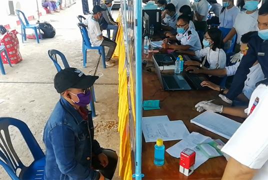 ကော့သောင်းနယ်စပ်မှ ပြန်လည်ရောက်ရှိလာသည့် မြန်မာအလုပ်သမားအချို့ ကျန်းမာရေးစစ်ဆေးမှု ခံယူနေစဉ်
