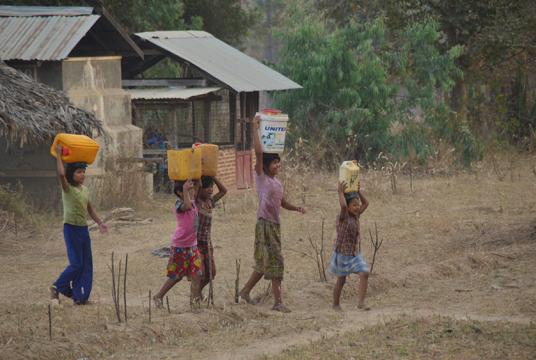 မကွေးမြို့နယ် ကြာကန်ကျေးရွာအုုပ်စုုမှ သောက်သုုံးရေခပ်ယူနေသည့် ကလေးငယ်များကို တွေ့ရစဉ်