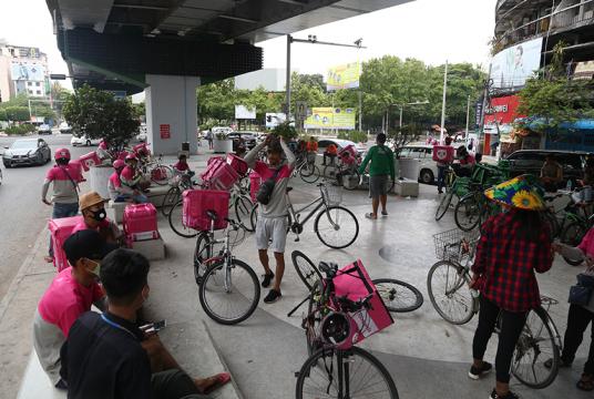 ရန်ကုန်မြို့အတွင်း အစားအသောက်နှင့် အသုံးအဆောင်များ ပို့ဆောင်နေသည့် Delivery သမားများကို မြေနီကုန်း ခုံးတံတားအောက်တွင် မေ ၂၃ ရက်က တွေ့ရစဉ် (ဓာတ်ပုံ- မျိုးထက်ပိုင်)