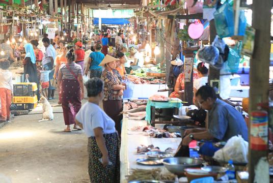 ရန်ကုန်မြို့ရှိ အသားနှင့် ငါးများရောင်းနေသည့် စျေးတန်းတစ်ခုကို တွေ့ရစဉ် (ဓာတ်ပုံ- ကြည်နိုင်)