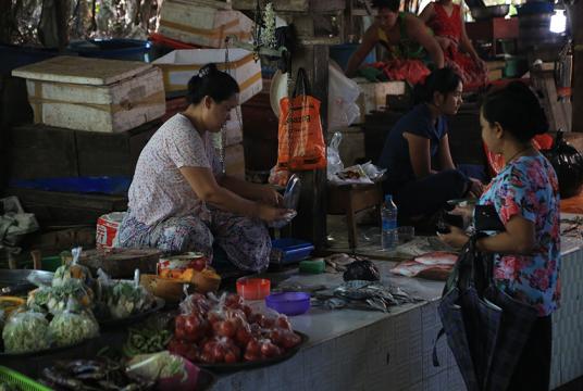 ရန်ကုန်မြို့ရှိ အသား၊ ငါးနှင့် ကုန်စိမ်းများရောင်းချလျက်ရှိသော စျေးတန်းတစ်နေရာကို တွေ့ရစဉ် (ဓာတ်ပုံ-ကြည်နိုင်)