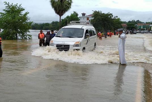 ရန်ကုန်- ထားဝယ်လမ်းပိုင်း ထားဝယ်မြို့အဝင်တွင် ရေကြီးရေလျှံနေသည်ကို သြဂုတ်လဆန်းပိုင်းက တွေ့ရစဉ် (ဓာတ်ပုံ-ဖြိုးဇင်)