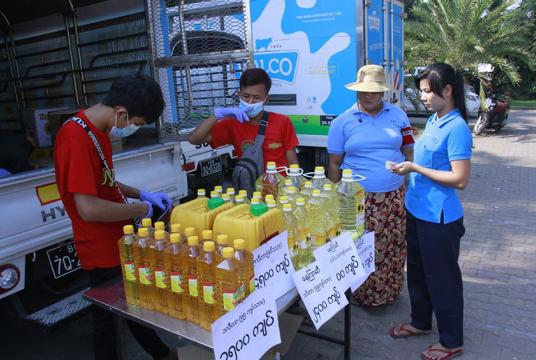 ကုန်သည်စက်မှုအသင်းချုပ် အစီအစဉ်ဖြင့် လှိုင်သာယာမြို့နယ်တွင် အခြေခံစားသောက်ကုန်များ ရောင်းချပေးနေသည်ကို တွေ့ရစဉ်