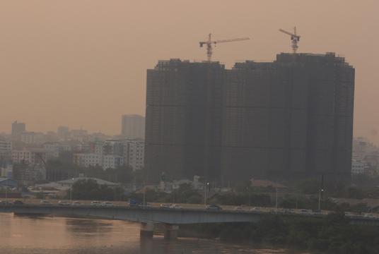 ရန်ကုန်မြို့ရှိ တည်ဆောက်ဆဲ အထပ်မြင် ့အဆောက်အအုံအချို့ကို တွေ့ရစဉ် (ဓာတ်ပုံ-ကြည်နိုင်)