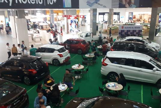 ရန်ကုန်မြို့ရှိ စျေးဝယ်စင်တာတစ်ခုတွင် Brand New ကားအချို့ အရောင်းမြှင့်တင်နေသည်ကို တွေ့ရစဉ် (ဓာတ်ပုံ-စည်သူအောင်)