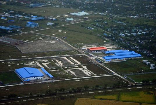 ကုန်ထုတ်စက်ရုံများလည်ပတ်လျက်ရှိသော ရန်ကုန်မြို့ရှိ စက်မှုဇုန်တစ်နေရာကို တွေ့ရစဉ် (ဓာတ်ပုံ-စည်သူအောင်)