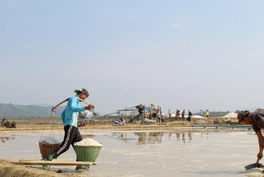 သံဖြူဇရပ်မြို့နယ်ရှိ ဆားလုပ်ငန်းခွင်ကို တွေ့ရစဉ်