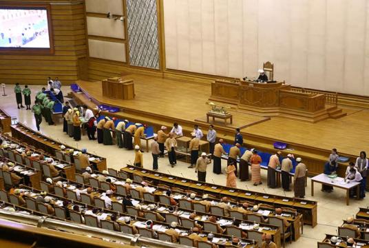 မတ် ၁၆ ရက်က ပြည်ထောင်စုလွှတ်တော်တွင် ဖွဲ့စည်းပုံအခြေခံဥပဒေပြင်ဆင်ရေးအတွက် လွှတ်တော်ကိုယ်စားလှယ်များ မဲပေးနေကြစဉ်