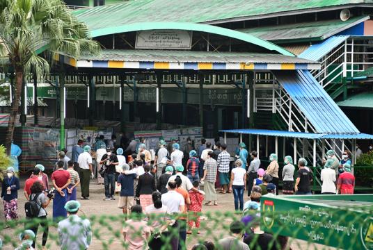ဒဂုံမြို့နယ်ရှိ အမှတ် (၁) အခြေခံပညာအလယ်တန်းကျောင်းတွင် နိုဝင်ဘာ ၈ ရက် နံနက်ပိုင်းက လာရောက်ဆန္ဒမဲပေးနေသည့် မဲဆန္ဒရှင်ပြည်သူများအားတွေ့ရစဉ်