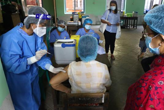 အသက် ၆၅ နှစ်အထက် သက်ကြီးရွယ်အိုများကို ဖေဖော်ဝါရီ ၅ ရက်တွင် COVID-19 ကာကွယ်ဆေး ထိုးနှံပေးနေစဉ် (ဓာတ်ပုံ-အောင်မျိုးသန့်)