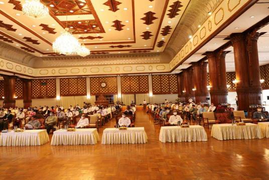 ရန်ကုန်တိုင်းဒေသကြီး အစိုးရအဖွဲ့ရုံး၊ မင်္ဂလာခန်းမ၌ နိုဝင်ဘာ ၆ ရက်တွင် UEC နှင့် နိုင်ငံရေးပါတီများ ရွေးကောက်ပွဲစနစ် ဆွေးနွေးပွဲကျင်းပစဉ်