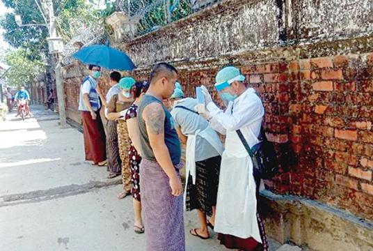 အင်းစိန်မြို့နယ်အတွင်းရှိ ရပ်ကွက်လေးခုမှ နေထိုင်သူများကို အိမ်အရောက် ကျန်းမာရေးစစ်ဆေးမှု ဆောင်ရွက်ပေးနေစဉ် (ဓာတ်ပုံ- သီဟအောင်)