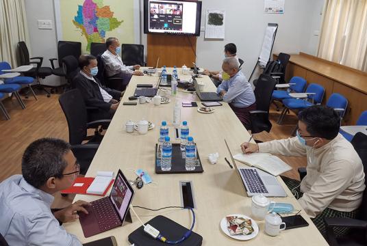 မေ ၁၁ ရက်က Online Video Conferencing ဖြင့် ပြုလုပ်သည့်အစည်းအဝေးတွင် အစိုးရကဖွဲ့စည်းထားသည့် ကော်မတီကိုယ်စားလှယ်များကို တွေ့ရစဉ်