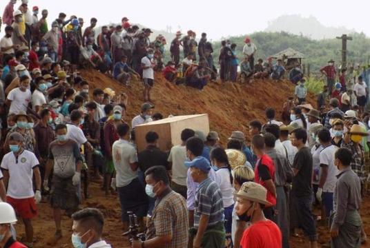 ဖားကန့်မြေပြိုမှုတွင် သေဆုံးသူများ၏ အလောင်းများအား သင်္ဂြိုဟ်ရန် ပြင်ဆင်နေသည်ကို ဇူလိုင် ၃ ရက်က တွေ့ရစဉ်