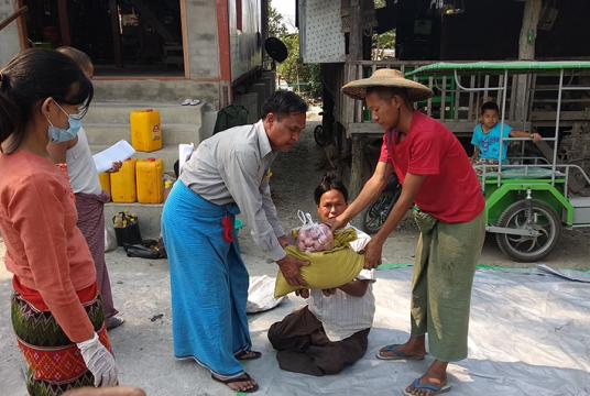 မြို့နယ်တစ်ခုအတွင်း အခြေခံလူတန်းစား အိမ်ထောင်စုများကို ဧပြီ ၁၁ ရက်က စားနပ်ရိက္ခာထောက်ပံ့စဉ်