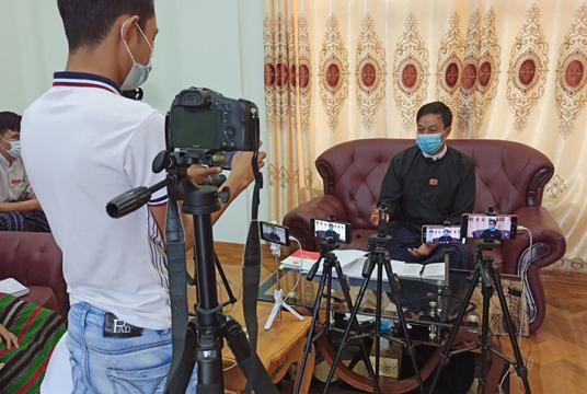 စက်တင်ဘာ ၅ ရက်က သတင်းမီဒီယာများအား တွေ့ဆုံရှင်းလင်းပြောကြားနေသည့် ကယားပြည်နယ် လွှတ်တော်ဥက္ကဋ္ဌအား တွေ့ရစဉ်