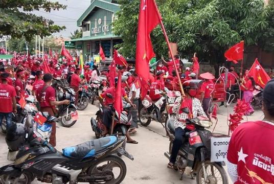 ပျဉ်းမနားမြို့တွင် NLD ပါတီဝင်များနှင့် ပါတီထောက်ခံသူများ ရာနှင့်ချီ၍ ရွေးကောက်ပွဲအောင်နိုင်ရေးအတွက် ယာဉ်တန်းများဖြင့် လှည့်လည်စဉ်