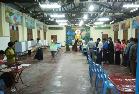 ၂၀၁၅ ရွေးကောက်ပွဲတွင် ရခိုင်ပြည်နယ် စစ်တွေမြို့ရှိ မဲရုံတစ်ရုံတွင် ဆန္ဒမဲပေးနေမှုအား တွေ့ရစဉ်