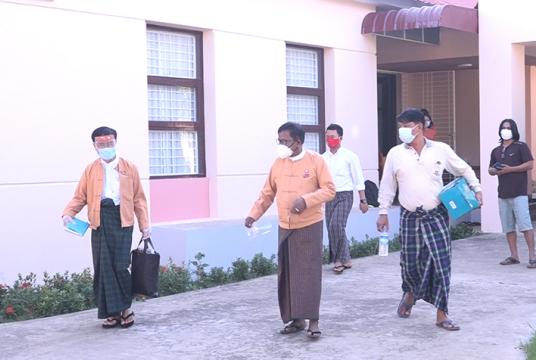ဒီဇင်ဘာ ၁၂ ရက်က ပြုလုပ်သည့် ဗဟိုအလုပ်အမှုဆောင်အစည်းအဝေးအပြီး ပြန်လည်ထွက်ခွာလာသည့် NLD ပါတီ ဗဟိုအလုပ်အမှုဆောင် ဒေါက်တာမျိုးညွန့်(ဝဲ)အား တွေ့ရစဉ်