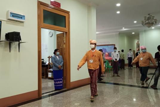 စက်တင်ဘာ ၁ ရက်က ကျင်းပသည့် ကယားပြည်နယ်လွှတ်တော်သို့ တက်ရောက်လာသည့် ဝန်ကြီးချုပ်ဟောင်း ဦးအယ်လ်ဖောင်းရှိုအား တွေ့ရစဉ် (ဓာတ်ပုံ- မခိုင်)