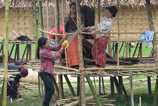ရန်ကုန်မြို့ မှော်ဘီမြို့နယ် စာဖြူစုရပ်ကွက်အတွင်း ရောက်ရှိနေသည့် ပလက်ဝစစ်ဘေးရှောင်ပြည်သူများ နေထိုင်သော တဲတန်းများကို တွေ့ရစဉ် (ဓာတ်ပုံ- အောင်မျိုးသန့်)