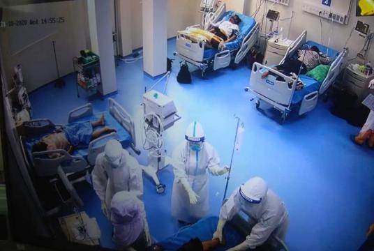 မြောက်ဥက္ကလာပ အထွေထွေရောဂါကုဆေးရုံကြီး အထူးကြပ်မတ်ကုသဆောင်တွင် လူနာများကို စောင့်ရှောက်ကုသပေးနေစဉ်(ဓာတ်ပုံ- ကျန်းမာရေးနှင့် အားကစားဝန်ကြီးဌာန)