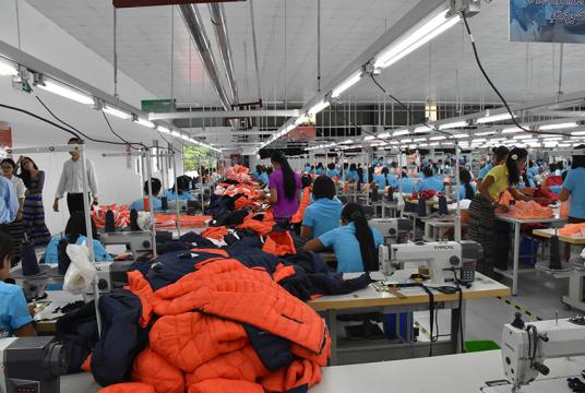 ရန်ကုန်မြို့ရှိ အထည်ချုပ်စက်ရုံလုပ်ငန်းခွင်တစ်ခုကို တွေ့ရစဉ် (ဓာတ်ပုံ- ဇေယျာငြိမ်း)